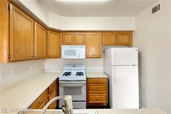 Foto del edificio - MOVE IN READY! 3 BEDROOM- GUARD GATED COMM...