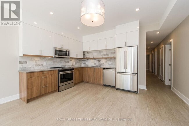 Building Photo - 423 Ravenhill Ave