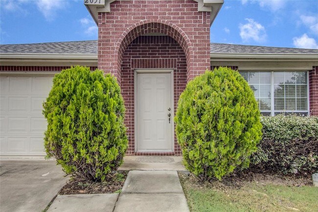 Building Photo - 2051 Sunny Side Dr