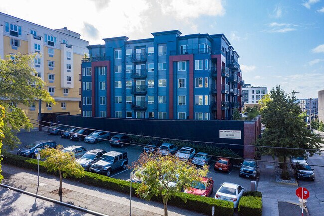 Building Photo - First and Republican - 1 bedroom + den