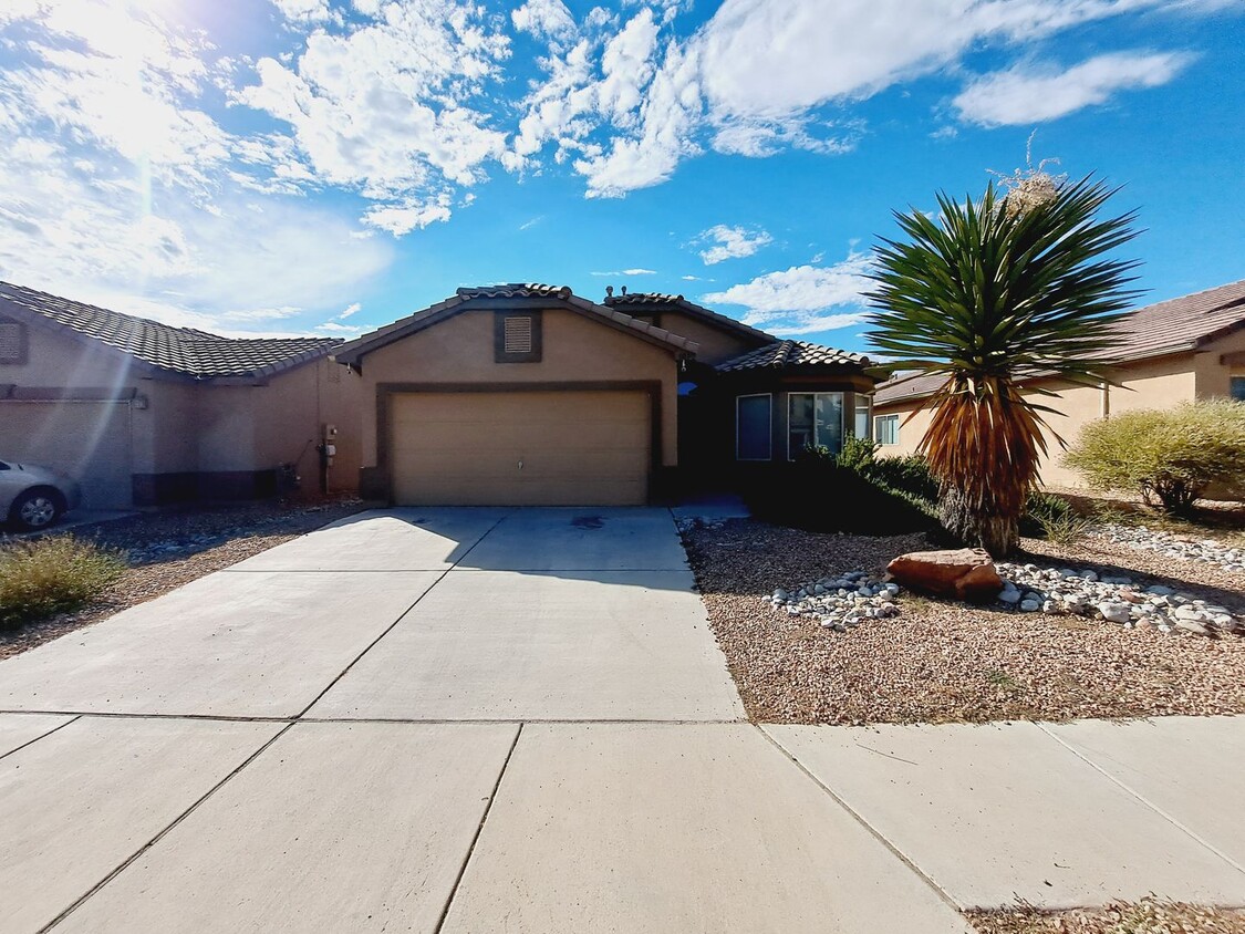 Foto principal - 3 bed 2 bath home in Huning Ranch. Great Y...