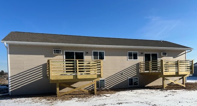 Building Photo - 3 Bedroom Duplex