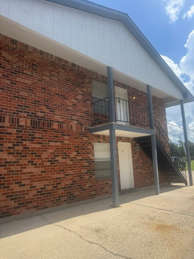 sideview of complex - 1150 Shilo Ave