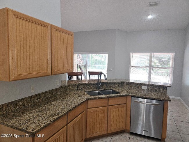 Building Photo - 911 Wood Creek Dr