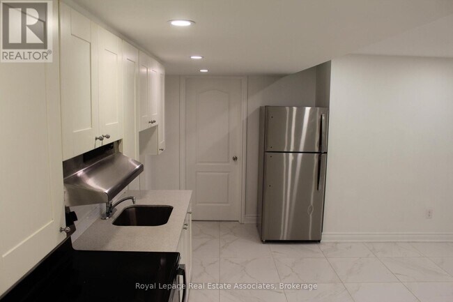 Building Photo - 2 Bakersfield Rd