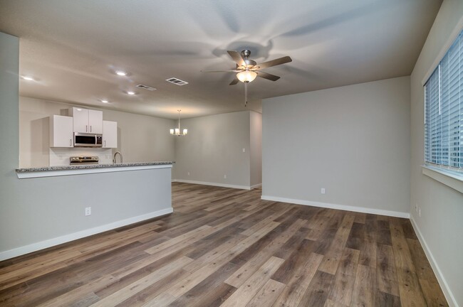 Building Photo - AVAILABLE NOW! GORGEOUS 3 BEDROOM DUPLEX L...