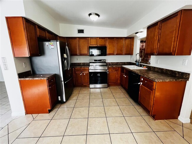 Foto del edificio - 6710 Kingswood Dr N