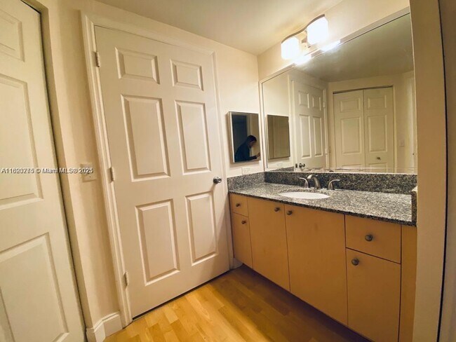 Foto del edificio - 2424 Centergate Dr