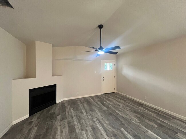 Foto del edificio - 4007 Sunrise Creek Dr