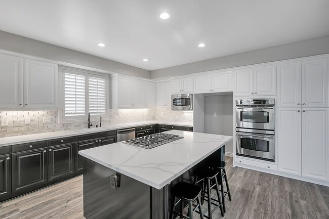 Building Photo - Gorgeous 5 Bedroom Home Behind the Gates i...