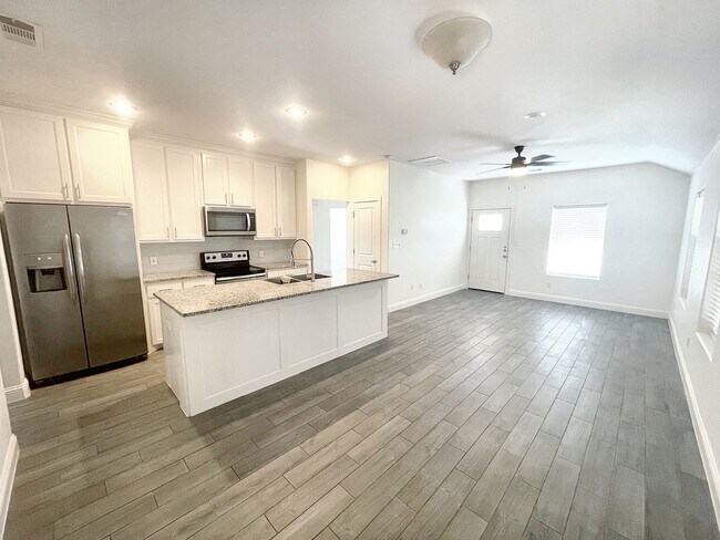 Foto del edificio - Charming and Modern 3-Bedroom Home for Lea...