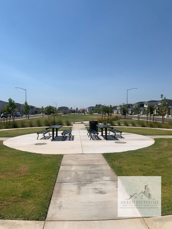 Foto del edificio - Brand New home in Clovis Unified School District with Solar!