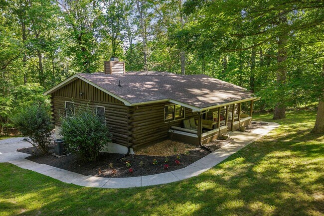 Building Photo - Unique opportunity 5 bedroom / 3 bath or j...