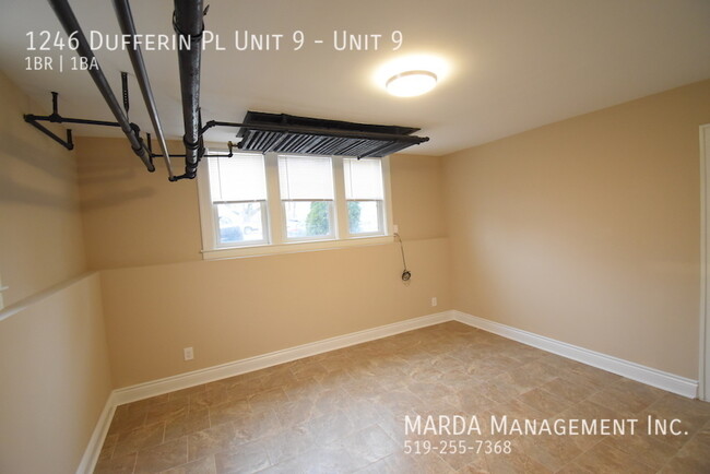 Building Photo - NICELY REMODELLED 1BED/1BATH IN SECURE BUI...