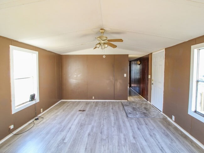 Building Photo - Close to downtown Pulaski!