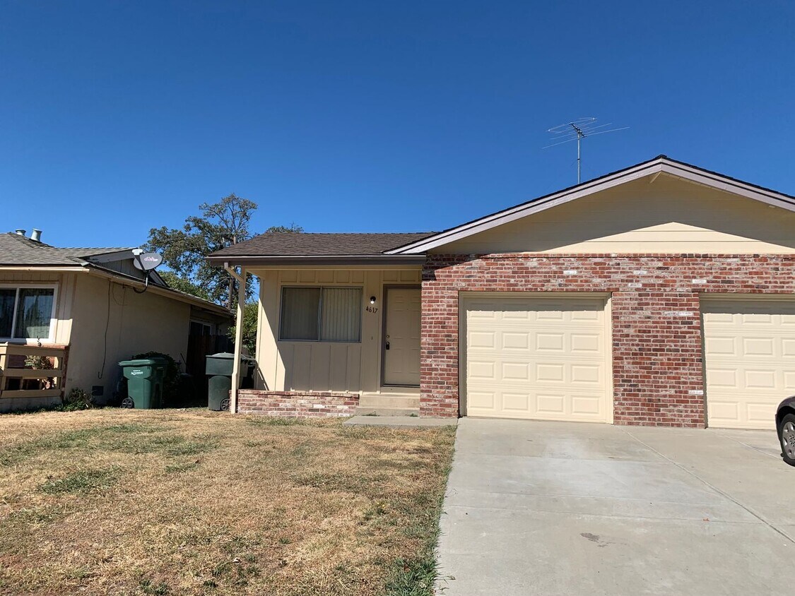 Foto principal - Cute 2 bedroom, 2 bath duplex available NOW!