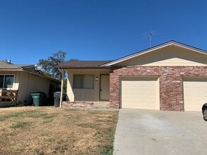 Building Photo - 4617-4619 Cyclamen Way