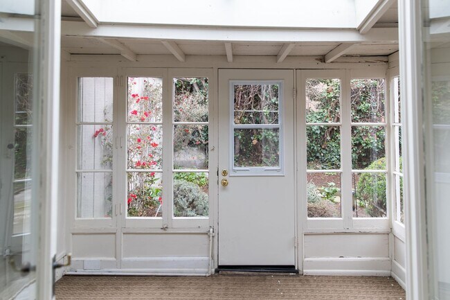 Foto del edificio - Classic Pacific Grove Duplex - Available D...