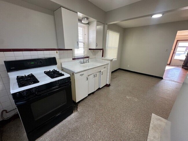 Foto del edificio - 4873 Woodstock Ave