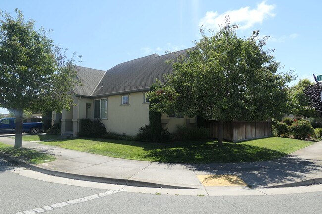 Building Photo - 443 Vivienne Dr