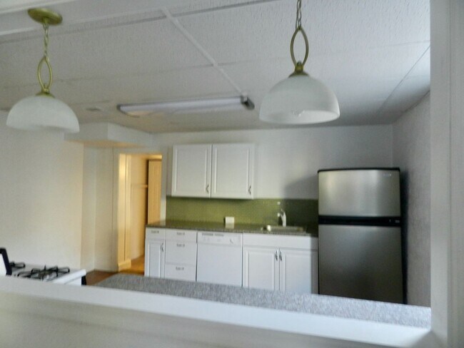 Foto del edificio - *** South Side Flats * 3 Bedroom House * Fully Renovated * With Fenced In Yard * Walk to E. Carso...