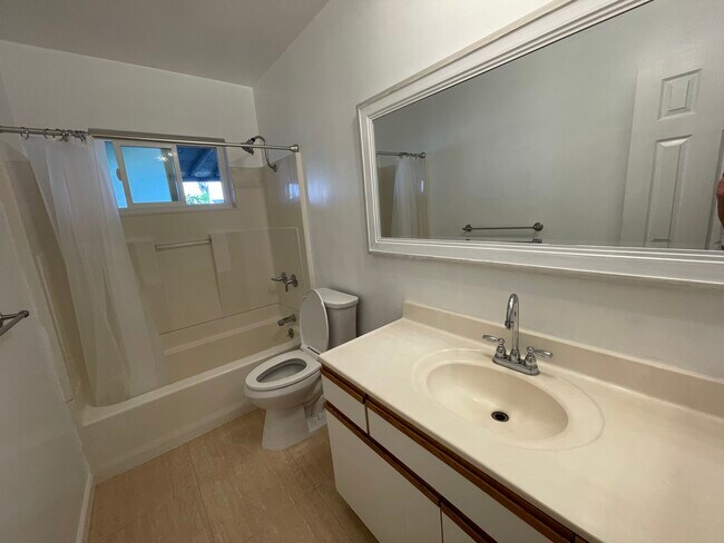 Bath - Upstairs - 2206 Nelson Ave