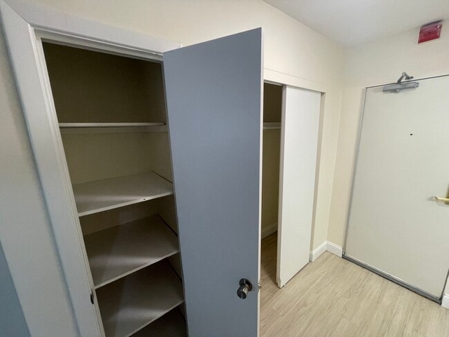 Building Photo - Easy ground-level studio in Watertown