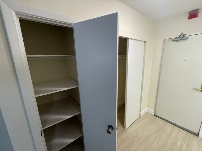 Foto del edificio - Easy ground-level studio in Watertown