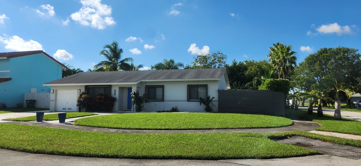 Foto principal - 9942 SW 154th St