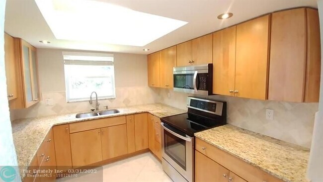 Building Photo - 658 NE 6th Ct