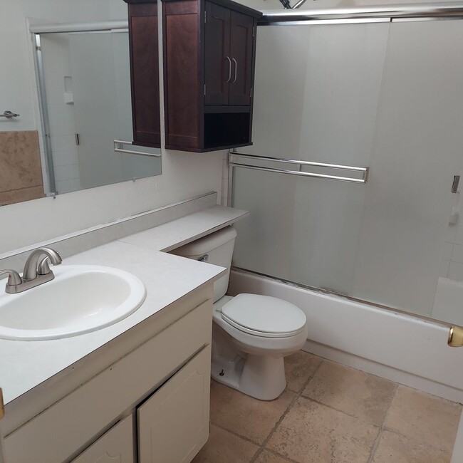 Building Photo - 2bd. end unit in Rohnert Park *Pictures co...