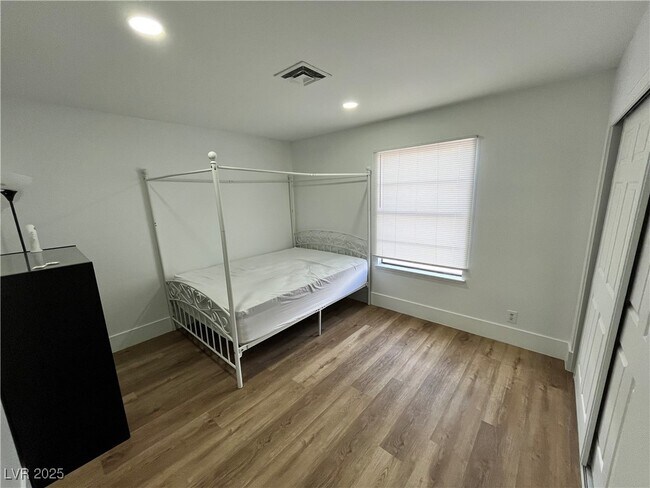 Foto del edificio - 6191 Bullion Blvd
