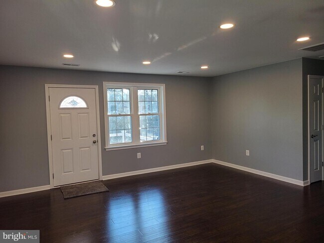 Building Photo - 101 Vandiver Ct
