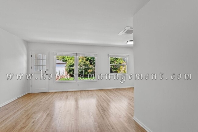 Building Photo - Cozy, Well Kept 3 Bedroom Home, Laundry & ...