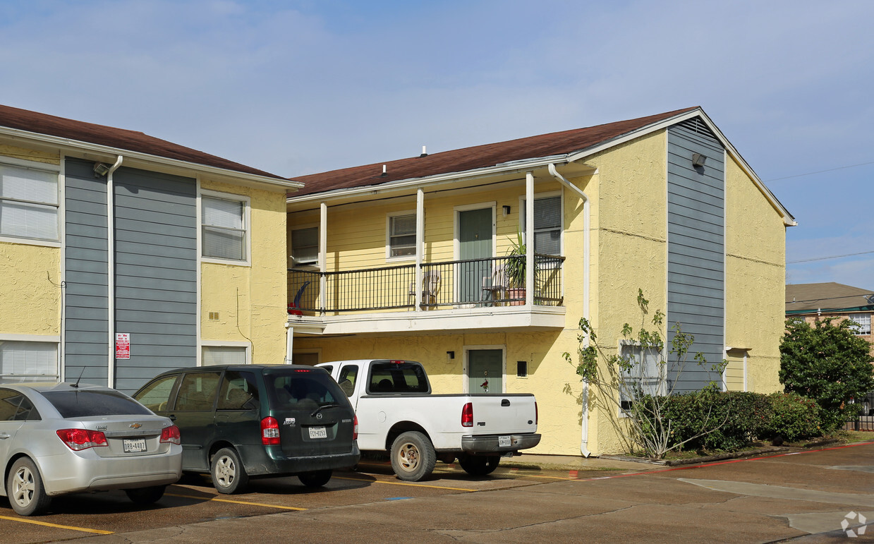 Building Photo - Pino Del Sol Apartments