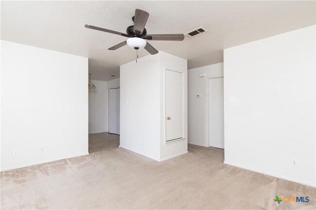 Building Photo - 2014 Cedarhill Dr