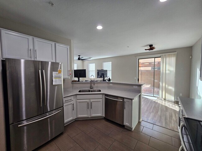 Foto del edificio - MOVE IN READY UPGRADED CONDO IN GATED  HUN...