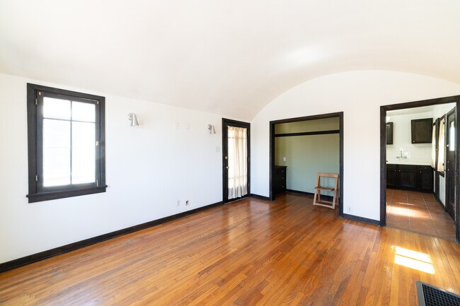 Foto del edificio - 836 Silver Lake Blvd