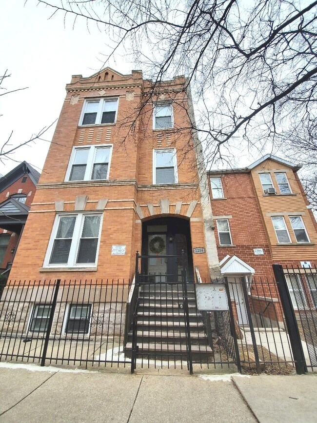 Foto del edificio - 1254 N Maplewood Ave