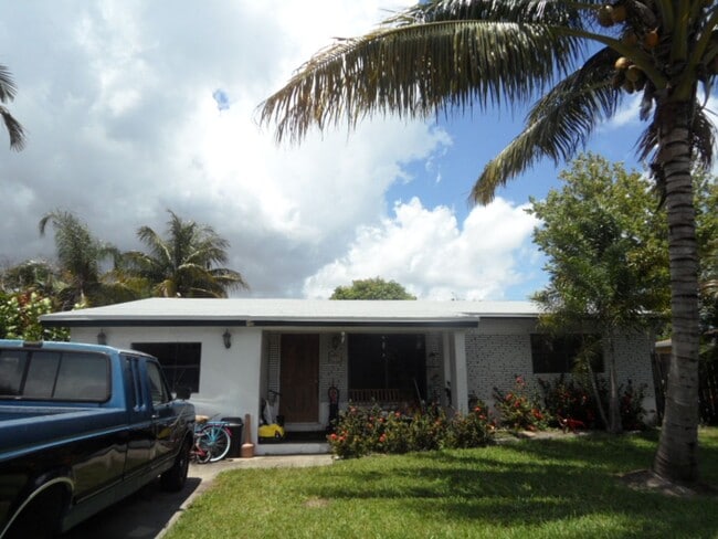 Fully Renovated 2BD Home in Dania Beach - Available Mid-January! - Fully Renovated 2BD Home in Dania Beach - Available Mid-January!