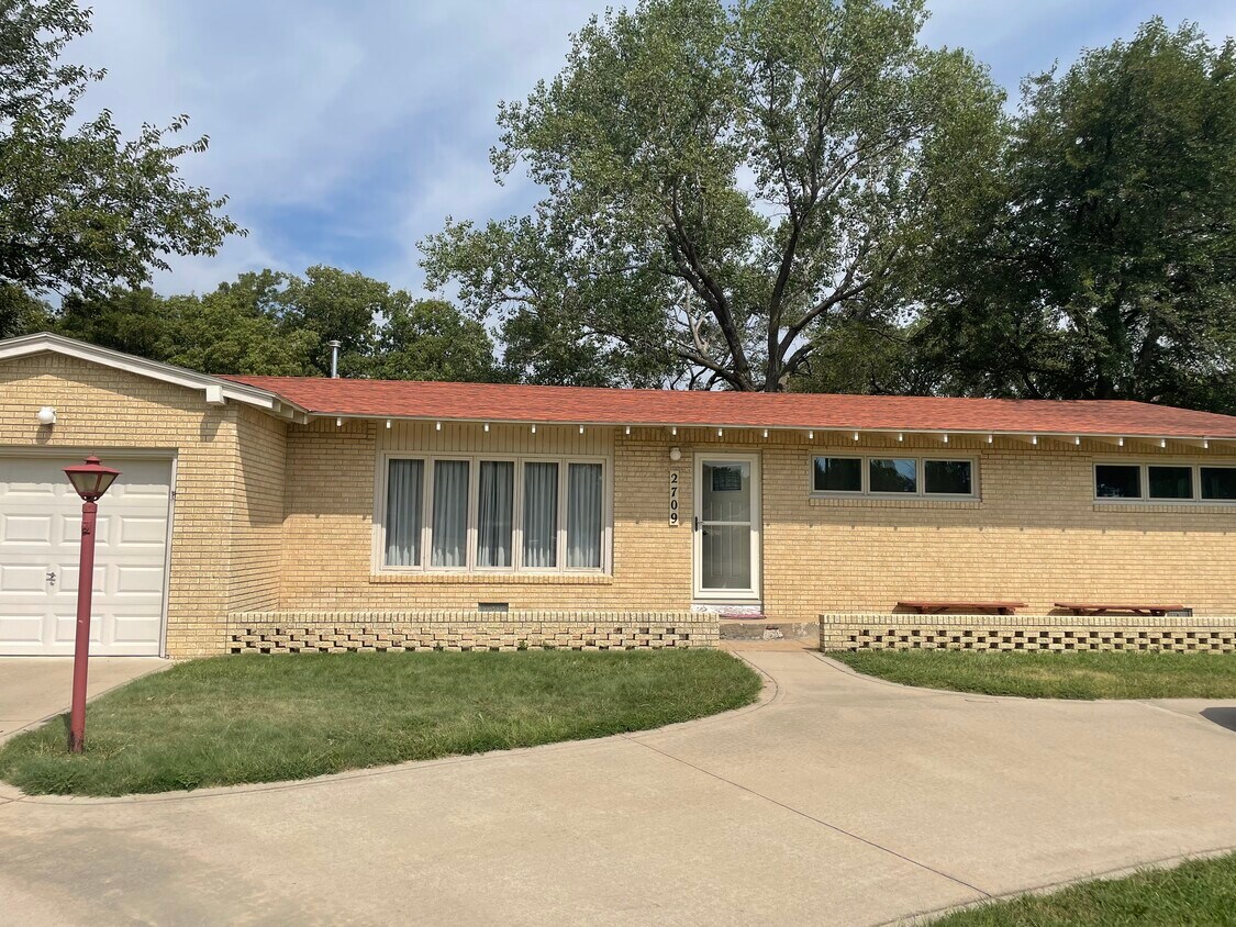 Primary Photo - 2709 N Clarence Ave
