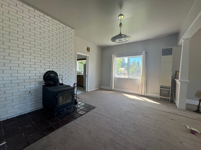 Building Photo - 1304 Riverside Dr