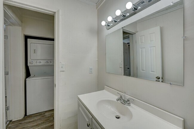 Foto del edificio - Renovated 3 Bedroom. Large Yard!