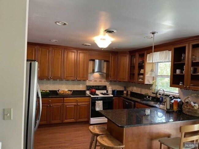 Building Photo - 9 Stone Ridge Ln