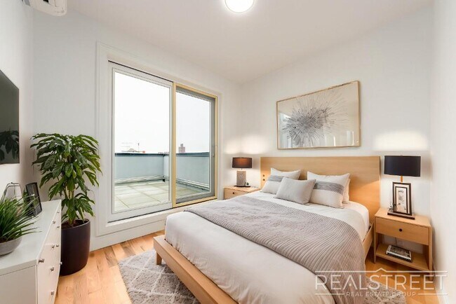 Building Photo - Penthouse 2BR/2BA with Private Roof Deck, ...