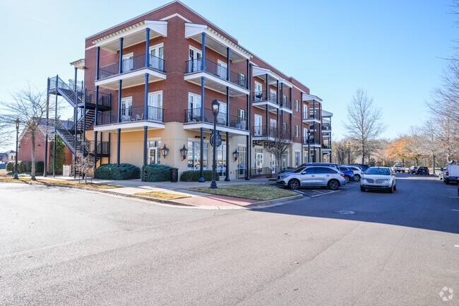 Building Photo - The Avenue Condominiums