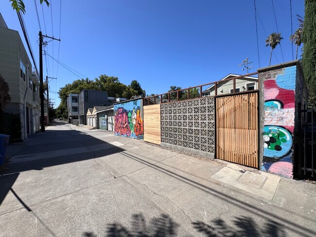 Private gate - 519 Solons Alley