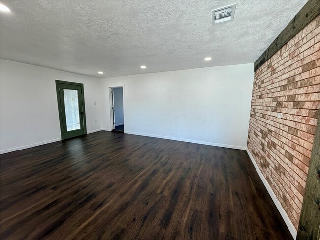 Building Photo - 100 Shady Oaks Ln