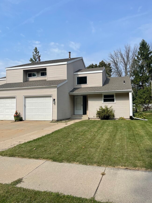 Building Photo - 808 E Sylvan Ave