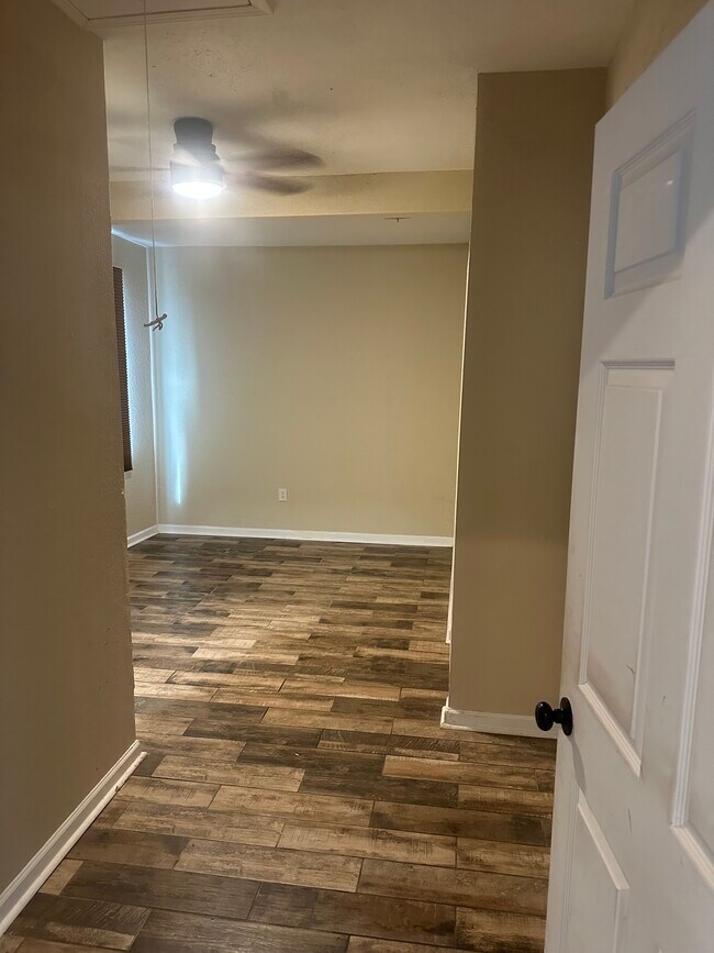 Foto del edificio - 1640 Poland Ave